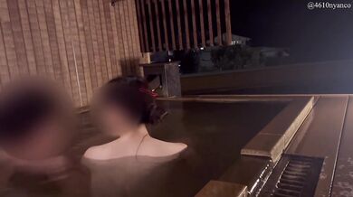 【人妻個人撮影】夜の露天風呂で、声を抑えながら生ハメ立ちバック（主観/素人日本人カップル/フェラ/ハメ撮り/キス/巨乳/デカ尻/乳首/全裸/温泉/日本人/asian