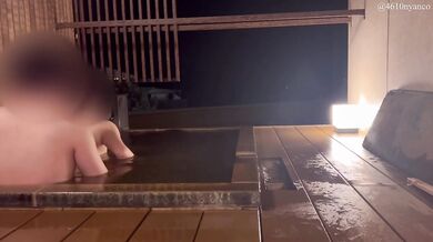 【人妻個人撮影】夜の露天風呂で、声を抑えながら生ハメ立ちバック（主観/素人日本人カップル/フェラ/ハメ撮り/キス/巨乳/デカ尻/乳首/全裸/温泉/日本人/asian