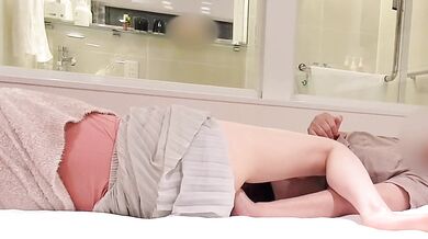 足フェチおやじが、清楚な女子大生の美脚を堪能（※性交シーンはありません） 〜ベッドの上でイチャイチャ、パンティの上からの手攻めに悶え出す教え子〜