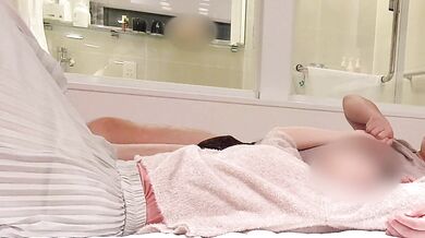 足フェチおやじが、清楚な女子大生の美脚を堪能（※性交シーンはありません） 〜ベッドの上でイチャイチャ、パンティの上からの手攻めに悶え出す教え子〜