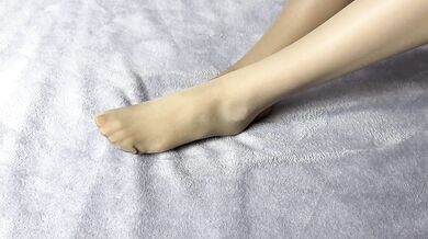 Secretary in nylon pantyhose loves her long legs