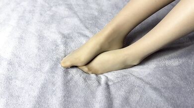 Secretary in nylon pantyhose loves her long legs