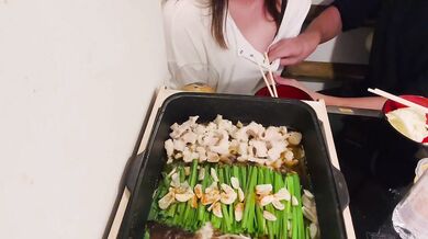 宅飲み　もつ鍋が出来るまでオッパイ揉んで手マンして