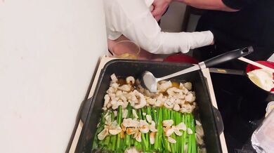 宅飲み　もつ鍋が出来るまでオッパイ揉んで手マンして