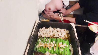 宅飲み　もつ鍋が出来るまでオッパイ揉んで手マンして