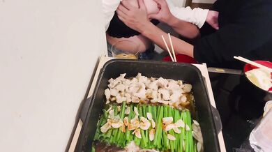 宅飲み　もつ鍋が出来るまでオッパイ揉んで手マンして