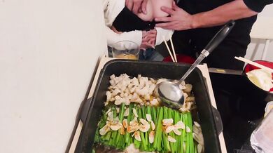 宅飲み　もつ鍋が出来るまでオッパイ揉んで手マンして