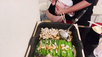 宅飲み　もつ鍋が出来るまでオッパイ揉んで手マンして