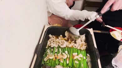 宅飲み　もつ鍋が出来るまでオッパイ揉んで手マンして