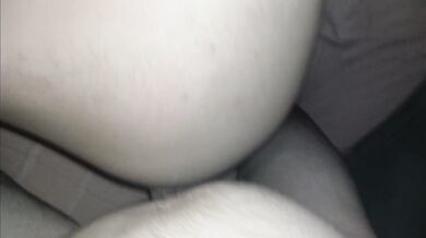 Me cojen y me acaban en las tetas