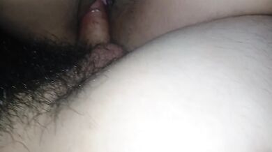 Me cojen y me acaban en las tetas