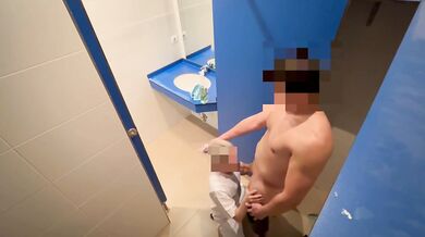 Dick Flash! I surprise the cleaning girl from the gym and she helps me finish with a blowjob
