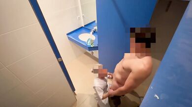 Dick Flash! I surprise the cleaning girl from the gym and she helps me finish with a blowjob