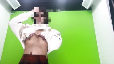 [Public] A perverted woman who got excited by showing her boobs in a purikura machine