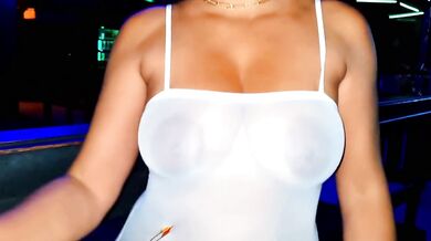 SHOWING PUSSY AND JERKING OFF TO A GUY IN THE CLUB
