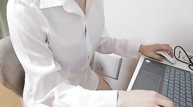 A perverted office lady masturbates with a vibrator and climaxes many times Can't stop moaning