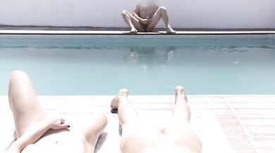 Flashing and cumming for a stranger in a nude resort! My cuckold husband didn't want to play!!