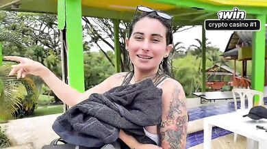 Sex with the neighbor in the room! La seduce her in the hotel pool