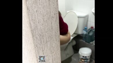 MY GIRLFRIEND ASKS ME TO FIND HER MILF MOM AND I FIND MY MOTHER-IN-LAW PEEING
