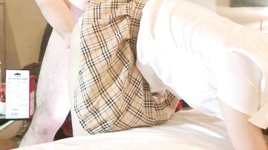 I gave a perverted married woman who loves being cuckolded in the back and made a vaginal shot with standing back. The scene where semen flows back from the is too erotic at a bottom angle