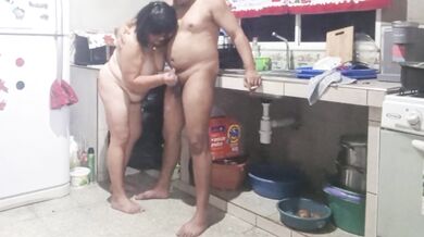 Madura me masturba en la cocina y quiere que la folle de perrito