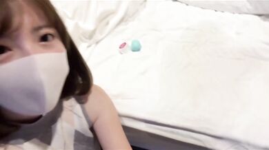 素人女の子がﾌﾞﾘﾝｯと突き出してオナニー