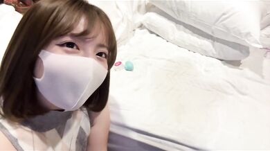 素人女の子がﾌﾞﾘﾝｯと突き出してオナニー