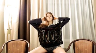 On the table to the rhythm: a fashionable look in motion
