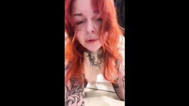 Wydziarana Polska Ruda Dziewczyna I Ostra Jazda Na Dildo Przy Lustrze - ImHorrorGirl