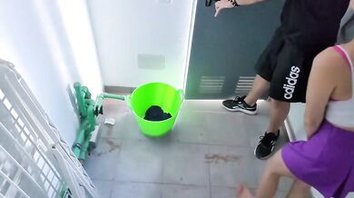 BECCATA a succhiare cazzi! Un condomino mi BECCA nello sgabuzzino con un ragazzo e vuole spifferare tutto all'amministratore, cosa posso fare?