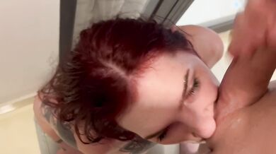 A big-assed girlfriend in jeans gives a blowjob on the balcony