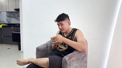 Le pago a mi hermanastra para que me deje follarle su culo