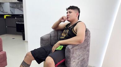 Le pago a mi hermanastra para que me deje follarle su culo