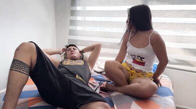 Le pago a mi hermanastra para que me deje follarle su culo