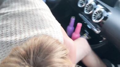 Petite pipe vite fait dans la voiture avant de prendre la route