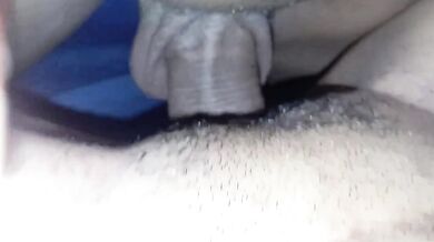 Socando bem fundo na minha bucetinha