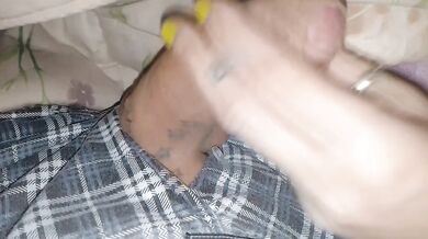 POV AMATEUR COUPLE SHE GIVES HIM A LONG HANDJOB MASTURBATES HER BOYFRIEND AND GIVES HIM A BIG COCK MASSAGE