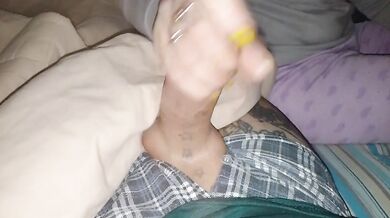 POV AMATEUR COUPLE SHE GIVES HIM A LONG HANDJOB MASTURBATES HER BOYFRIEND AND GIVES HIM A BIG COCK MASSAGE