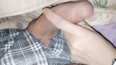POV AMATEUR COUPLE SHE GIVES HIM A LONG HANDJOB MASTURBATES HER BOYFRIEND AND GIVES HIM A BIG COCK MASSAGE