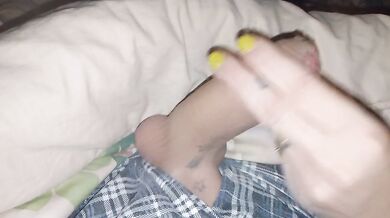 POV AMATEUR COUPLE SHE GIVES HIM A LONG HANDJOB MASTURBATES HER BOYFRIEND AND GIVES HIM A BIG COCK MASSAGE