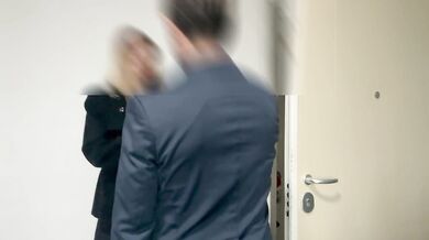 SCANDALO da segnalare a FALSISSIMO! Se lo fa mettere nel CULO per passare il CASTING!