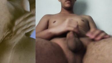 Rubia cachonda masturbándose el coño frente a la cámara
