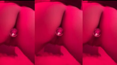 flashing my ass with a butt plug
