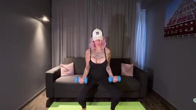 Busty MILF Tatkitten gets horny during her workout and rubs the dumbbells against her wet pussy.