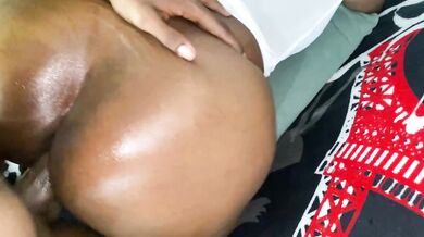 El hijastro cachondo acaba el jugoso coño de su MADRASTRA