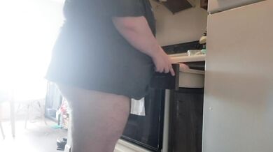washing dishes with my ass out :3 kinda boring, but i think its cute...