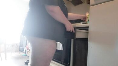 washing dishes with my ass out :3 kinda boring, but i think its cute...
