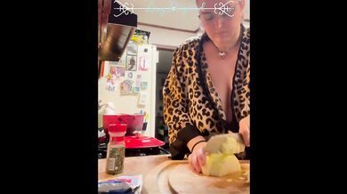 Plugged Housewife