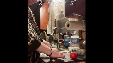 Plugged Housewife