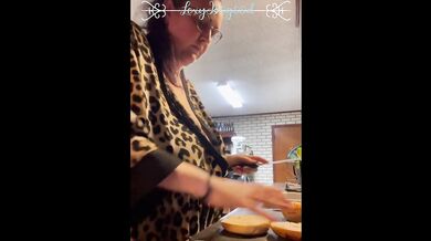 Plugged Housewife